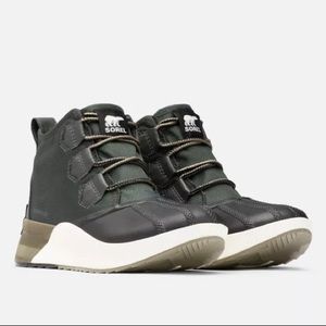 Sorel Out ‘n About Classic Duck boot in dark moss, black